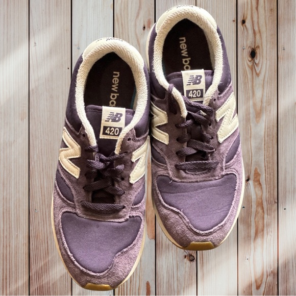 New Balance Classic WRL420 Elderberry/Sea Salt
8.5M - Picture 4 of 6